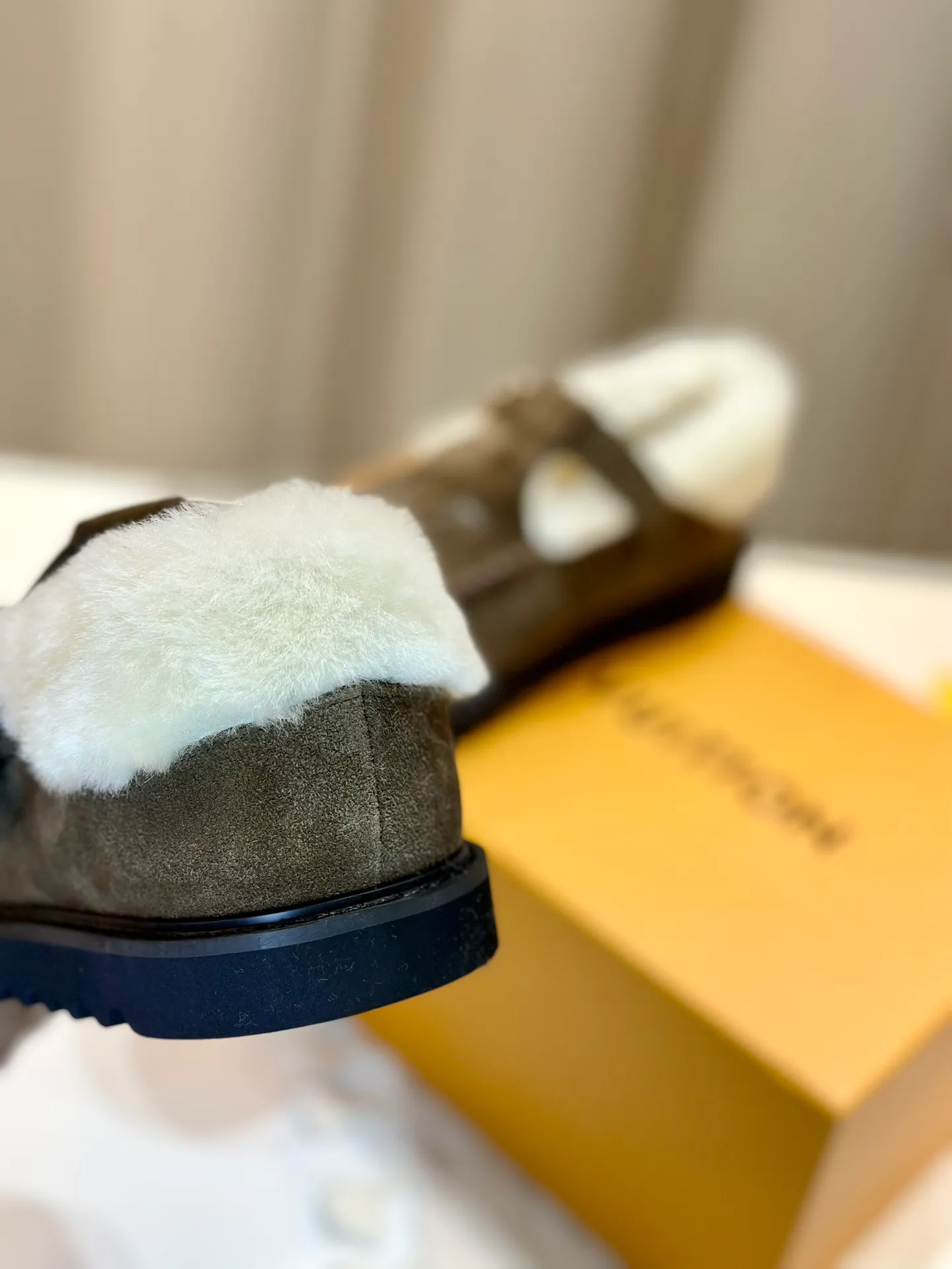 👟👟Ex-factory price 540👟👟Mauri version Louis Vuitton lv louis vuott…on fw24 new arrival～The latest furry slippers for autumn and winter～This pair of furry slippers is also very good-looking! The leather ones are very high-end! ! !Paired with denim shorts in autumn and winter, it’s perfect! Put it on and you will instantly have your ideal height! A favorite style, with fashionable elements, the appearance of the upper is full of nobility. Wearing it can always show the fashionable charm of women. It is fashionable but not too showy. The high-end beef tendon on the upper and the Lvjia letter buckle are so beautiful. Upper: imported high-end frosted/cowhide. Outsole: original outsole. Inner lining: imported real wool. Size: 35-42 (customized at .42).